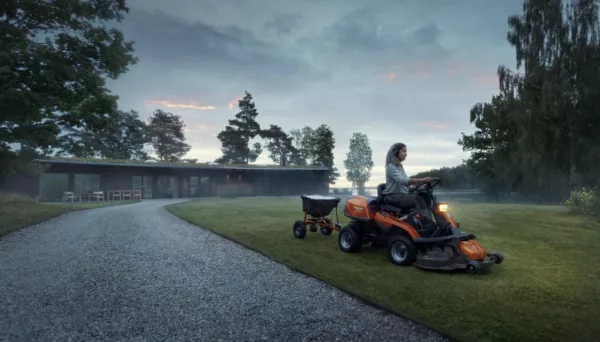 Tondeuse frontale professionnelle Husqvarna R 216T AWD - appareil de base sans tondeuse - modèle 2025-Neuf – Image 5
