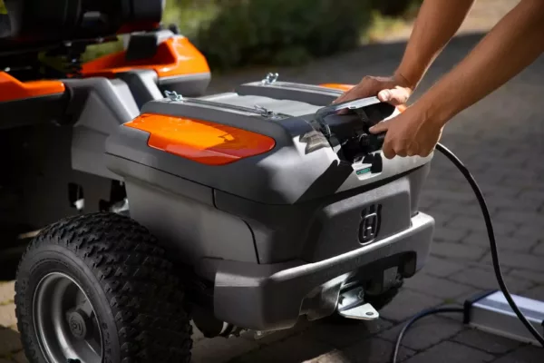 Tondeuse frontale à batterie Husqvarna Rider 200iX - appareil de base sans plateau de coupe - modèle 2025-Neuf – Image 9