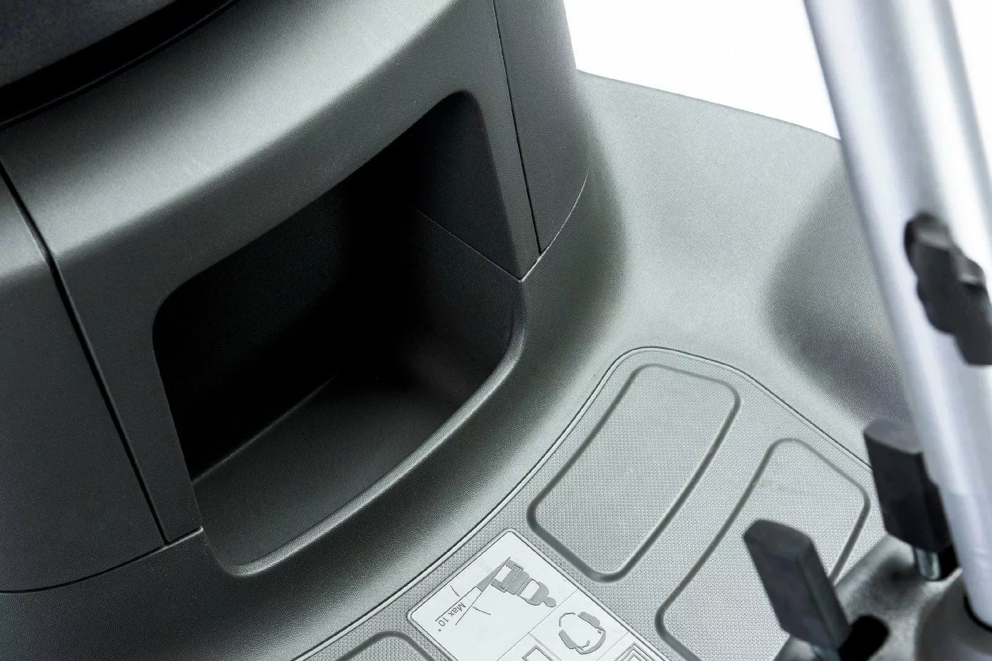 Tondeuse frontale Stiga Park 300 LC avec plateau 85 MQ - modèle 2025-Neuf – Image 12